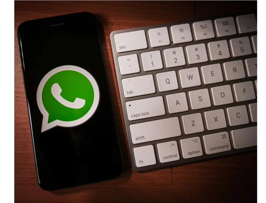 Cara Mengunci Aplikasi WhatsApp, via Unsplash-Grant Davies